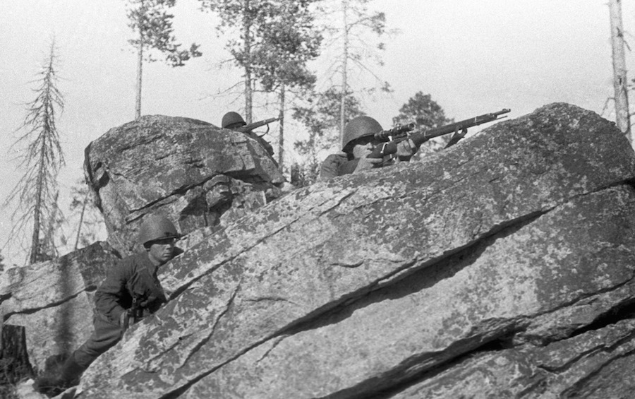 Снайперы Советской Армии сидят в засаде в районе Мурманска. МИА «Россия сегодня»