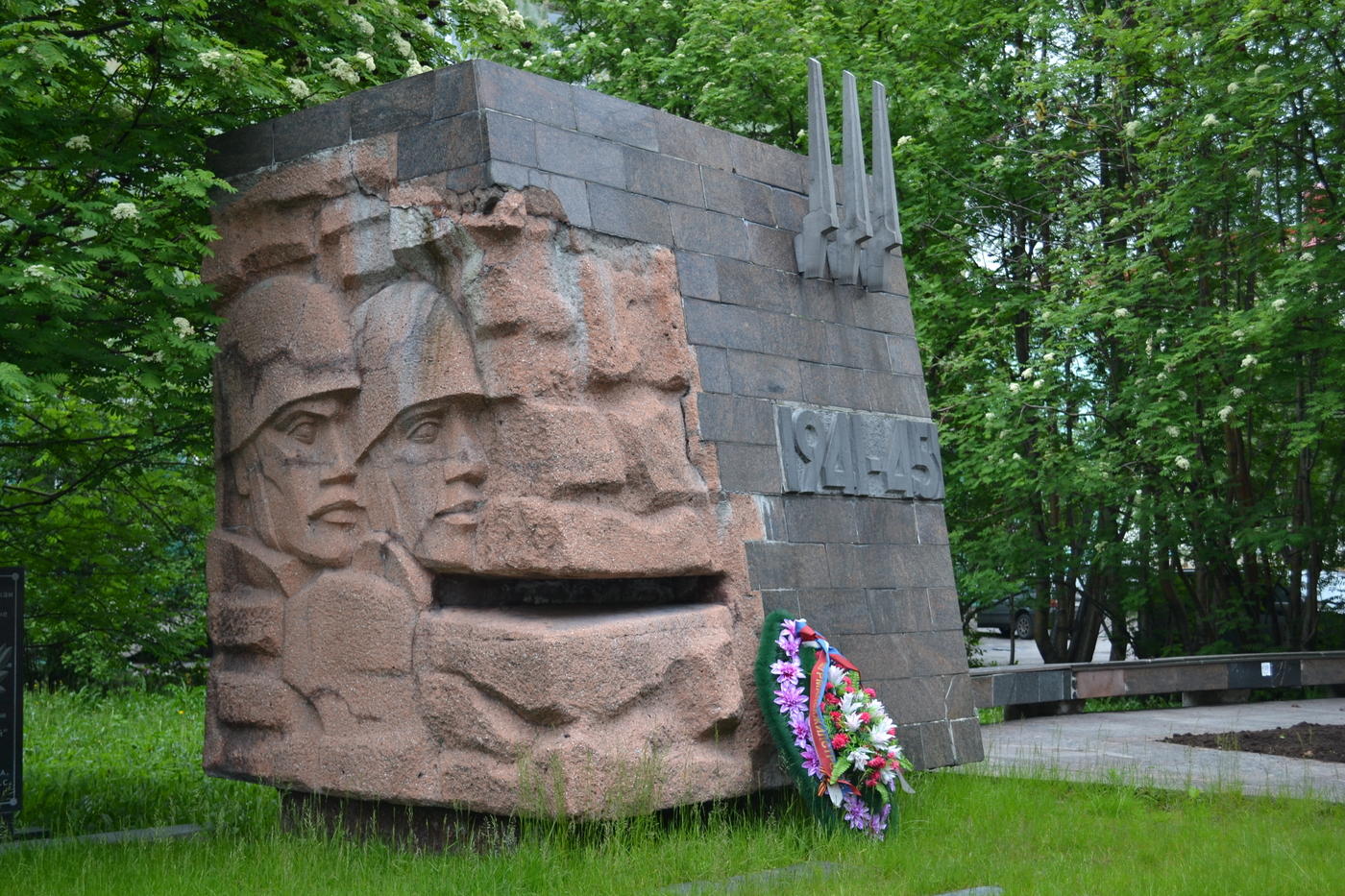 Памятник &laquo;В честь строителей, погибших в 1941-1945 годах&raquo;