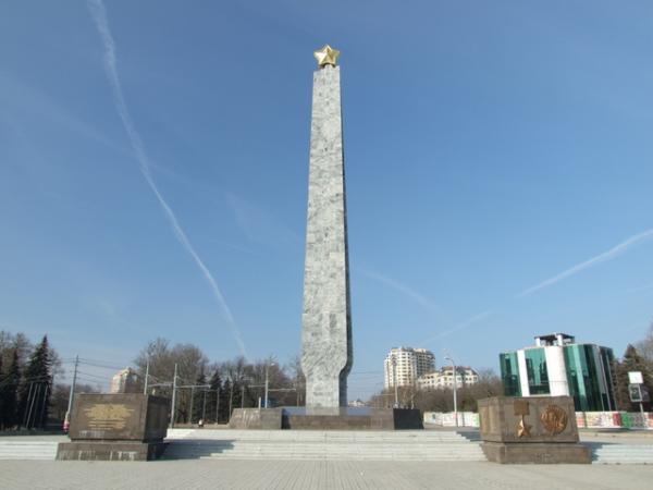 Площадь 10 апреля. Стела &laquo;Крылья победы&raquo;