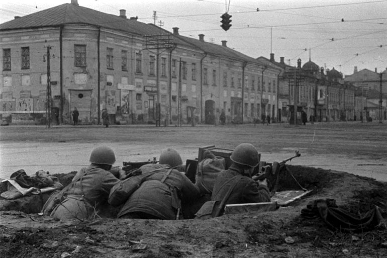 Солдаты ведут наблюдение из окопа на улицах Тулы. Олег Кнорринг /МИА &laquo;Россия сегодня&raquo;