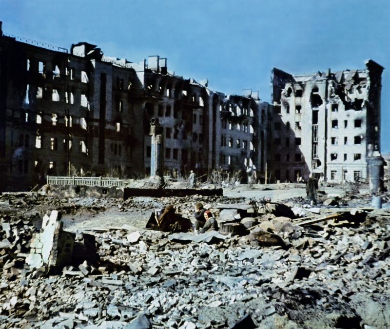 Мирные жители на руинах домов в послевоенном Сталинграде