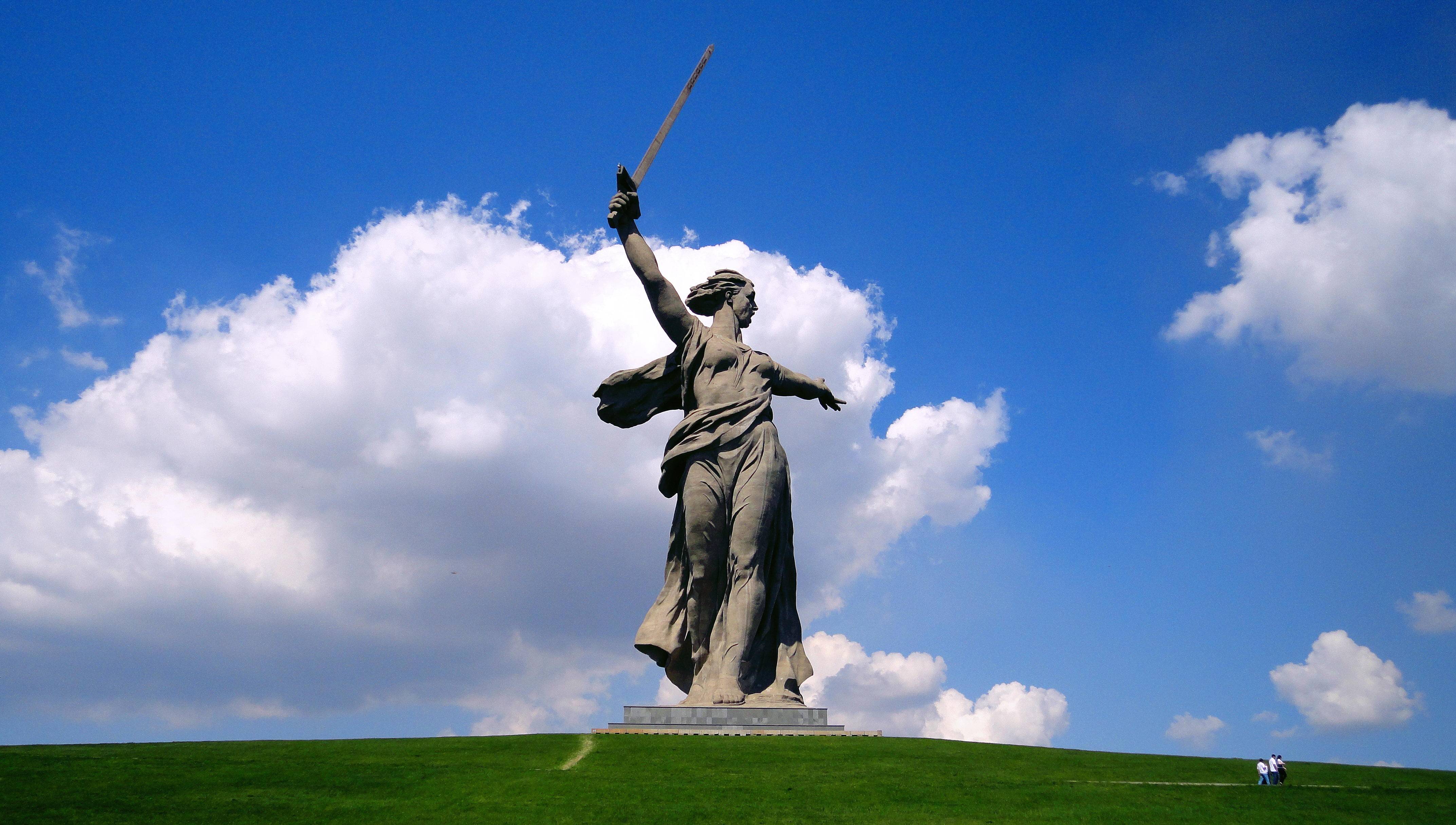 Монумент "Родина-мать зовет"
